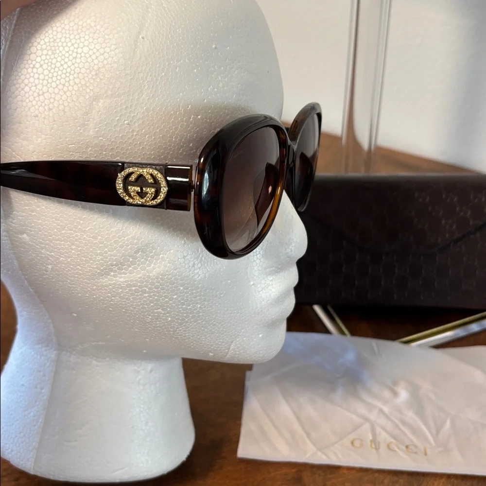 GUCCI SUNGLASSES FULL INCLUSION with Branded Case and dust cloth - Picture 13 of 16